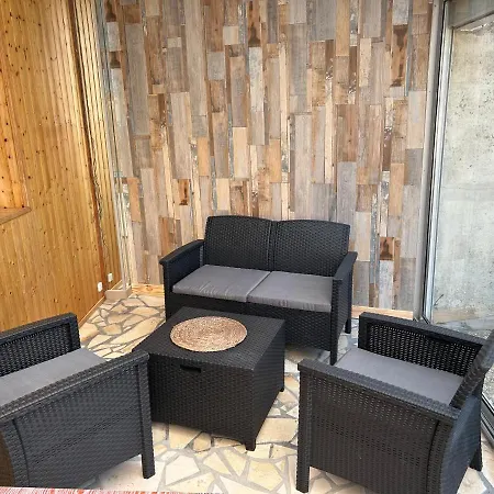 Maison Idealement Situee Pour Les *