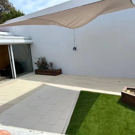 Maison Idealement Situee Pour Les *