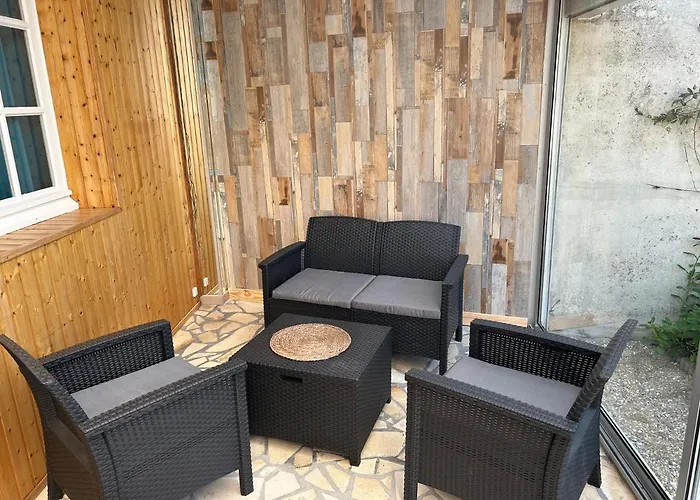 Maison Idealement Situee Pour Les *