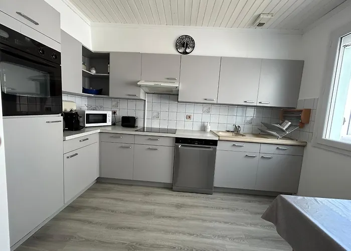 Maison Idealement Situee Pour Les *